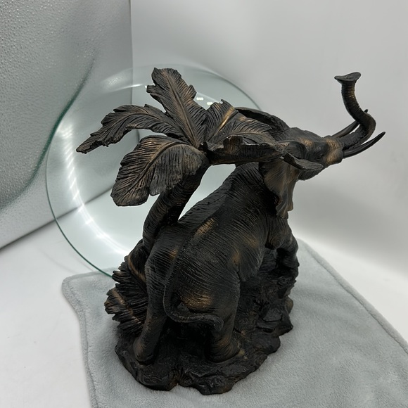 Table-Top Resin Elephant Replica with Palm Tree Holding up Clear Glass Disc Bowl - Picture 11 of 12